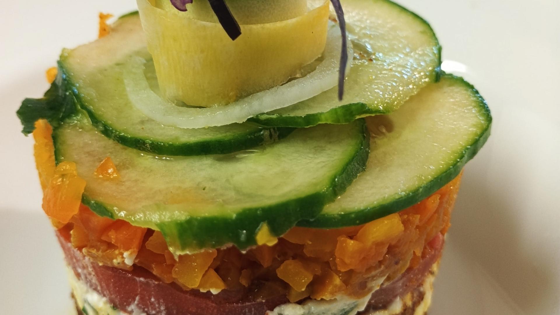 Plat végé, émincé de légumes d'été, fromage au herbes sur biscuit taosté